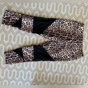Onzie women’s cropped leopard leggings